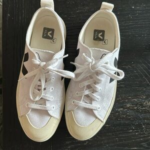 VEJA Nova Sneakers - Size US 7